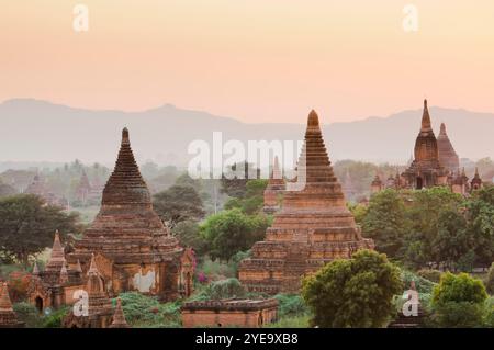 Templi al tramonto dalla Pagoda di Shwesandaw a Bagan, Myanmar; Bagan, Myanmar Foto Stock