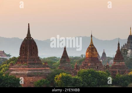 Templi al tramonto dalla Pagoda di Shwesandaw a Bagan, Myanmar; Bagan, Myanmar Foto Stock