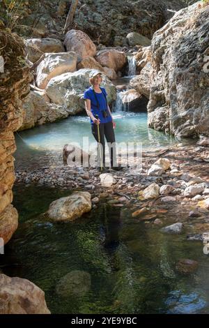 Ritratto di una donna che sorride mentre si trova accanto a una piscina nella South Fork di Cave Creek nelle montagne Chiricahua nel sud-est dell'Arizona Foto Stock