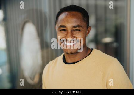 Ritratto di uomo maturo felice con i baffi Foto Stock