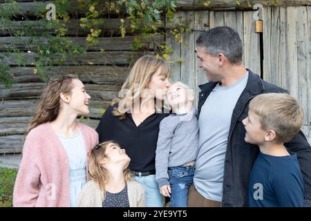 Ritratto di una famiglia di fronte ad un edificio in legno, ridendo e mostrando affetto l'uno per l'altro, Beckwith Township a Carleton Place nell'Ottaw... Foto Stock