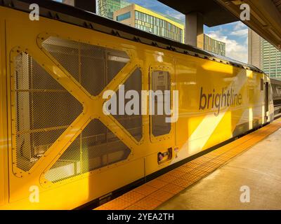 Miami, Florida, USA - 2 dicembre 2023: Treno espresso operato da Brightline tra Miami e Orlando in attesa di partire dalla stazione ferroviaria di Miami Foto Stock