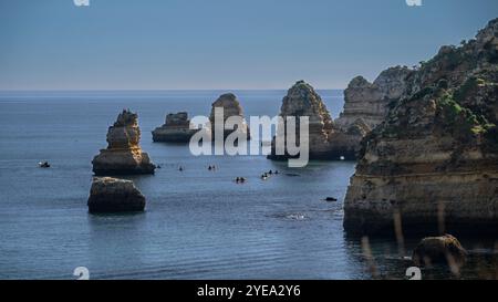 Tranquillo luogo di kayak a Ponta da Piedade lungo la costa del Portogallo nell'Oceano Atlantico settentrionale; Lagos, Faro, Portogallo Foto Stock