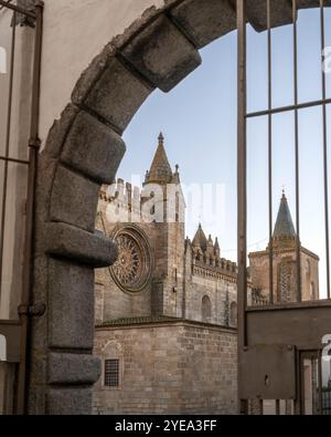 Architettura storica a Evora, la capitale della regione centro-meridionale dell'Alentejo del Portogallo. Nel centro storico della città sorge l'antica TEM Romana... Foto Stock