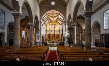 Bellissimo interno di una chiesa, la Cattedrale di Faro. Faro è la capitale della regione meridionale dell’Algarve. Il neoclassico Arco da Vila della città è ... Foto Stock