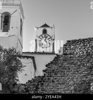 Vecchia Torre dell'orologio sul campanile di chiesa nella città moresca di Tavira lungo la costa dell'Algarve a cavallo del fiume Gilão; Tavira, Algarve, Portogallo Foto Stock