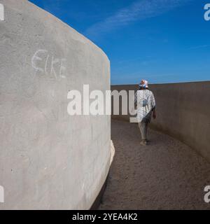 Turista alla Fortezza di Sagres, nella regione dell'Algarve del Portogallo. Sagres si trova all'estrema punta occidentale della regione dell'Algarve Foto Stock