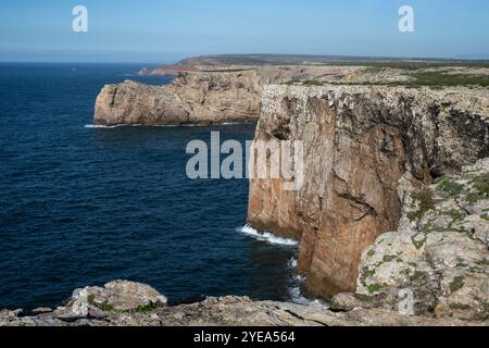 Vista della costa frastagliata dal faro di Cabo de Sao Vicente. Sagres si trova all'estrema punta occidentale della regione dell'Algarve Foto Stock