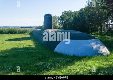 Kronstadt, Russia - 22 giugno 2024: Art Object, un modello a grandezza naturale di un sottomarino nucleare su un prato in un parco Foto Stock