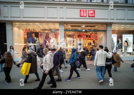 LONDRA - 29 OTTOBRE 2024: Uniqlo e altri negozi di Oxford Street, punto di riferimento per la vendita al dettaglio nel centro di Londra Foto Stock