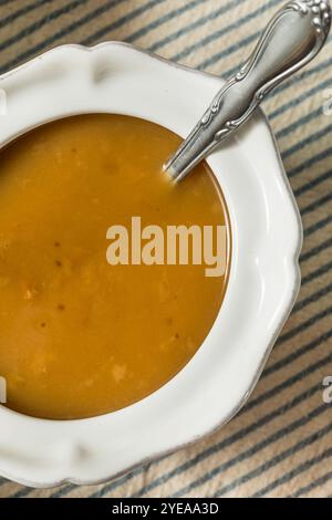 Salsa di tacchino fatta in casa il giorno del Ringraziamento in una ciotola per patate Foto Stock