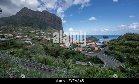 Strada che si snoda lungo la cittadina collinare di Porto da Cruz sull'isola di Madeira, Portogallo; Porto da Cruz, Madeira, Portogallo Foto Stock