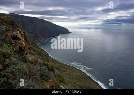 Aspre scogliere e vista sull'oceano con cielo grigio e nuvoloso da Farol da Ponta do Pargo; Ponta do Pargo, Madeira, Portogallo Foto Stock