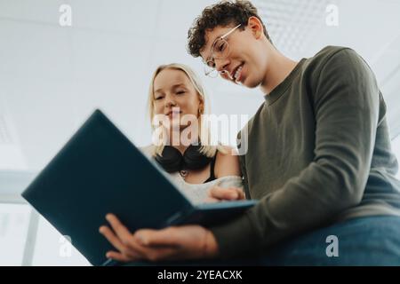 Adolescente sorridente che usa un laptop in classe Foto Stock