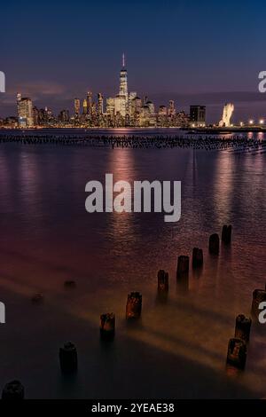 Skyline di Lower Manhattan al crepuscolo da Hoboken nel New Jersey, Stati Uniti; Hoboken, New Jersey, Stati Uniti d'America Foto Stock