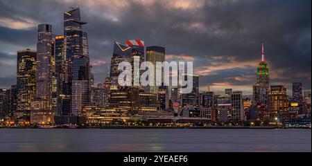 Skyline di Manhattan al crepuscolo da Hoboken nel New Jersey, Stati Uniti; Hoboken, New Jersey, Stati Uniti d'America Foto Stock