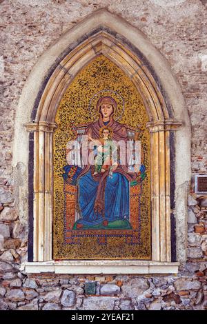 Copia di un mosaico della Vergine con bambino del XIII secolo nella Torre dell'Orologio che conduce in Piazza IX aprile. L'originale è esposto nella Regio... Foto Stock