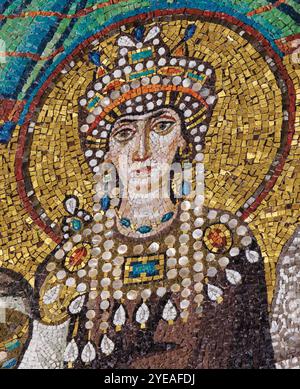 Primo piano dell'opera a mosaico raffigurante l'imperatrice Teodora, l'imperatrice bizantina e moglie dell'imperatore Giustiniano i, all'interno della basilica di San vitale, o... Foto Stock