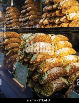 Prelibatezze italiane nella vetrina del caffè al Ponte del Lovo, fondato nel 1750 a Venezia; Venezia, regione Veneto, Italia Foto Stock