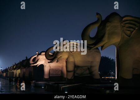 Il Dr. Babasaheb Ambedkar Memorial Park di notte con luci che illuminano le sculture di elefanti a Lucknow, India; Lucknow, Uttar Pradesh, India Foto Stock