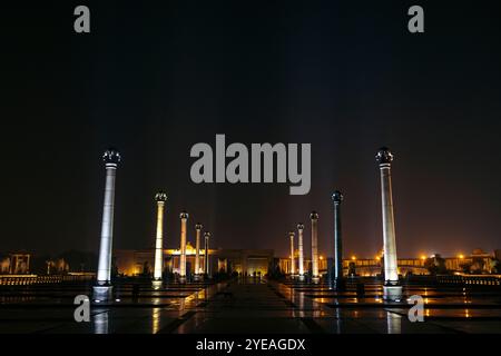 Dr. Babasaheb Ambedkar Memorial Park di notte con luci che illuminano l'architettura di Lucknow, India; Lucknow, Uttar Pradesh, India Foto Stock