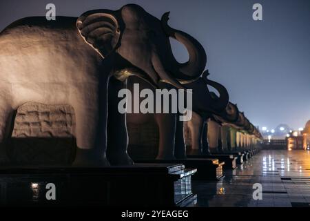 Il Dr. Babasaheb Ambedkar Memorial Park di notte con luci che illuminano le sculture di elefanti a Lucknow, India; Lucknow, Uttar Pradesh, India Foto Stock