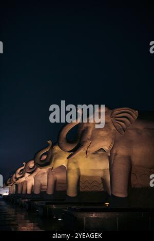 Il Dr. Babasaheb Ambedkar Memorial Park di notte con luci che illuminano le sculture di elefanti a Lucknow, India; Lucknow, Uttar Pradesh, India Foto Stock