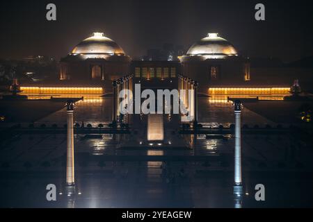 Dr. Babasaheb Ambedkar Memorial Park di notte con luci che illuminano l'architettura di Lucknow, India; Lucknow, Uttar Pradesh, India Foto Stock