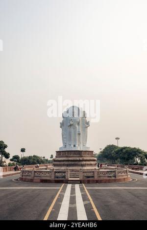 Parco commemorativo del Dr. Babasaheb Ambedkar con turisti in una grande scultura lungo la strada a Lucknow, India; Lucknow, Uttar Pradesh, India Foto Stock