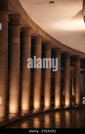 Colonne in fila illuminate dall'illuminazione all'interno del Dr. Babasaheb Ambedkar Memorial Park a Lucknow, India; Lucknow, Uttar Pradesh, India Foto Stock