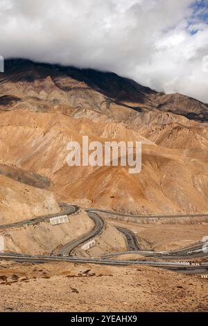 Fotu la, un passo di montagna lungo l'autostrada Srinagar-Leh nella catena Zanskar dell'Himalaya in India; Ladakh, India Foto Stock