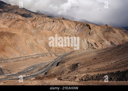 Fotu la, un passo di montagna lungo l'autostrada Srinagar-Leh nella catena Zanskar dell'Himalaya in India; Ladakh, India Foto Stock