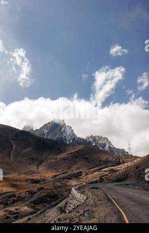 Fotu la, un passo di montagna lungo l'autostrada Srinagar-Leh nella catena Zanskar dell'Himalaya in India; Ladakh, India Foto Stock