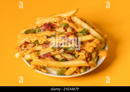 Patatine fritte croccanti con pancetta, salsa al formaggio e pepe jalapeno Foto Stock