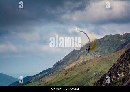 F-15E Strike Eagle della United States Air Force in volo a basso livello. Foto Stock