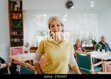 Ritratto di un'infermiera sicura di sé a casa di riposo Foto Stock