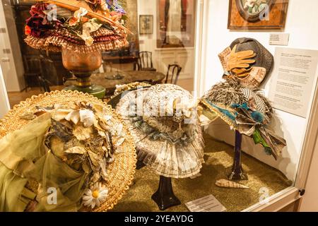 Erevan, Armenia - 19 ottobre 2024: Cappelli e opere d'arte nel Museo Sergei Parajanov, omaggio al regista e artista sovietico-armeno Sergei Par Foto Stock