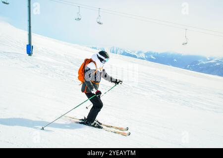 Sci su piste innevate con sfondo montano Foto Stock