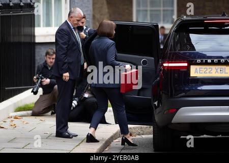 Londra, Regno Unito. 30 ottobre 2024. La Cancelliera dello Scacchiere Rachel Reeves lascia Downing Street, Londra. Reeves presenterà presto il bilancio al Parlamento, il primo consegnato da un governo laburista in 14 anni con il salario minimo nazionale e i contributi previdenziali nazionali dei datori di lavoro previsti per aumentare. Credito: SOPA Images Limited/Alamy Live News Foto Stock