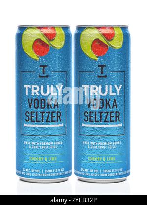 IRVINE, CALIFORNIA - 19 LUGLIO 2024: Due lattine di Truly Vodka Seltzer Cherry e Lime Flaved. Foto Stock