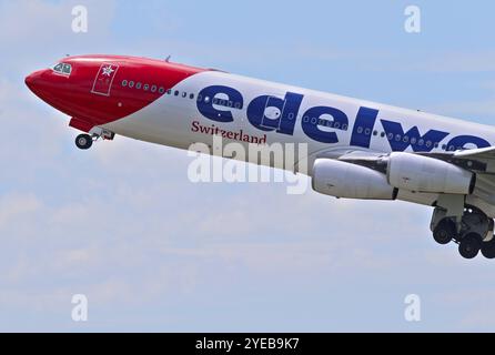 Ein Passagierflugzeug vom Typ Airbus A340-300 der Schweizer Fluggesellschaft Edelweiss Air startet vom Flughafen Zürich. Flugbetrieb auf dem Flughafen Zürich-Kloten ZRH. Zürich Kanton Zürich Schweiz *** un aeromobile Airbus A340 300 passeggeri della compagnia aerea svizzera Edelweiss Air decolla dall'aeroporto di Zurigo le operazioni di volo presso l'aeroporto di Zurigo Kloten ZRH Zurigo Canton Zurigo Svizzera Foto Stock