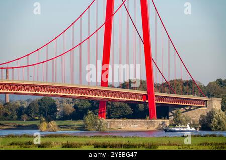 Il ponte sul Reno Emmerich, autostrada federale B220, il ponte sospeso più lungo della Germania, è attualmente in fase di ristrutturazione, danni al ponte, barca dell'acqua Foto Stock