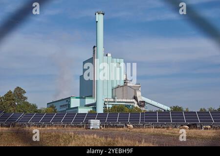 Industriekraftwerk Wählitz. Industriekraftwerk Wählitz der MIBRAG Mitteldeutsche Braunkohlengesellschaft mbH in Hohenmölsen OT Wählitz. 20241023MIC0009 *** centrale elettrica industriale Wählitz centrale elettrica industriale Wählitz di MIBRAG Mitteldeutsche Braunkohlengesellschaft mbH in Hohenmölsen OT Wählitz 20241023MIC0009 Foto Stock