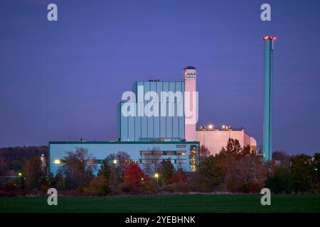 Industriekraftwerk Wählitz. DAS illuminierte Industriekraftwerk Wählitz der MIBRAG Mitteldeutsche Braunkohlengesellschaft mbH in Hohenmölsen OT Wählitz. 20241026MIC0022 *** Wählitz centrale elettrica industriale Wählitz centrale elettrica industriale illuminata di MIBRAG Mitteldeutsche Braunkohlengesellschaft mbH in Hohenmölsen OT Wählitz 20241026MIC0022 Foto Stock