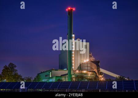 Industriekraftwerk Wählitz. DAS illuminierte Industriekraftwerk Wählitz der MIBRAG Mitteldeutsche Braunkohlengesellschaft mbH in Hohenmölsen OT Wählitz. 20241026MIC00332 *** Wählitz centrale elettrica industriale Wählitz centrale elettrica industriale illuminata di MIBRAG Mitteldeutsche Braunkohlengesellschaft mbH in Hohenmölsen OT Wählitz 20241026MIC00332 Foto Stock