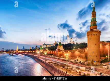 Vista panoramica sul Cremlino e sul fiume Moskva durante l'ora blu al crepuscolo, Mosca, Russia Foto Stock