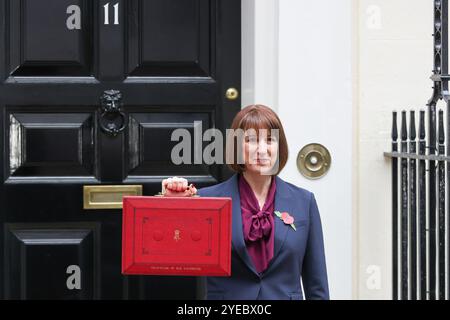 Londra, Regno Unito. 30 ottobre 2024. La cancelliera dello Scacchiere Rachel Reeves del Regno Unito (UK) posa per le fotografie mentre lascia l'11 Downing Street per consegnare il suo bilancio al Parlamento a Londra, in Gran Bretagna, il 30 ottobre 2024. Il governo del Partito Laburista ha presentato il suo primo bilancio mercoledì, delineando i piani per aumentare le tasse di 40 miliardi di sterline (51,9 miliardi di dollari) all'anno. La Cancelliera dello Scacchiere Rachel Reeves presentò il bilancio alla camera dei comuni, segnando il primo bilancio del Partito Laburista da quando tornò al potere nel luglio dopo 14 anni. Crediti: Xinhua/Alamy Live News Foto Stock