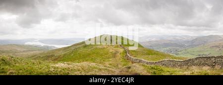 Wansfell Pike visto da Baystones. Paesaggio panoramico della collina sopra Ambleside con il lago Windermere sullo sfondo. Lake District, Regno Unito Foto Stock