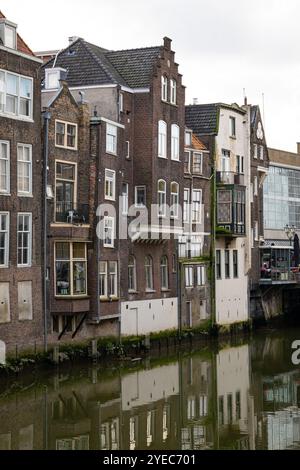Antiche case lungo l'acqua di un canale nella città vecchia di Dordrecht, nei Paesi Bassi Foto Stock