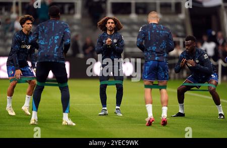 Marc Cucurella del Chelsea si scalda prima della partita del quarto turno della Carabao Cup a St James' Park, Newcastle. Data foto: Mercoledì 30 ottobre 2024. Foto Stock